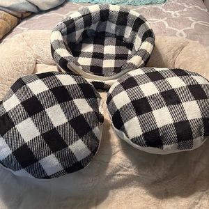 Small dog/cat bed with two pillows. New